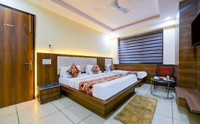 Hotel Le Grand Roof Top Restaurant - Walk-In From Rk Ashram Metro Station